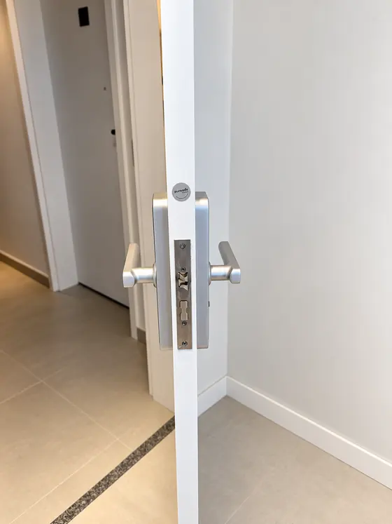 Lateral de porta branca com fechadura de embutir