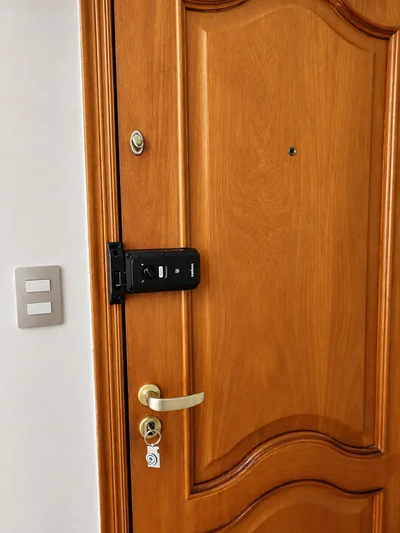 Fechadura digital Intelbras de sobrepor em porta de madeira
