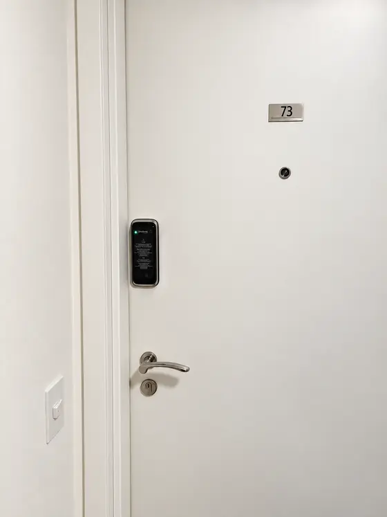 Teclado de fechadura digital Intelbras em porta branca de apartamento