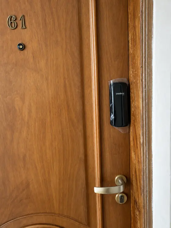 Teclado externo Intelbras em porta de madeira