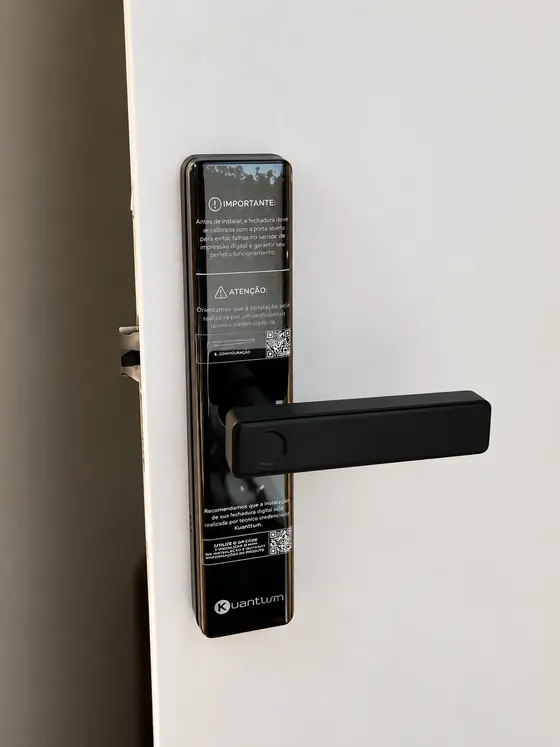 Fechadura digital Kuantum recém-instalada com película de proteção