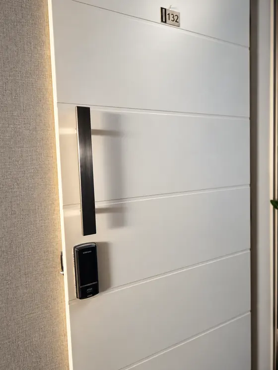 Fechadura digital Samsung em porta branca com puxador longo