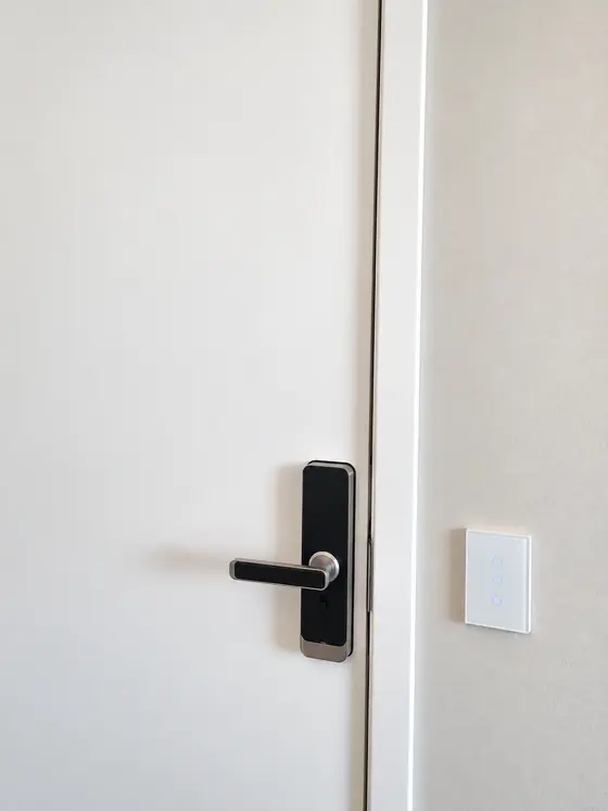 Fechadura digital preta e inox em porta branca