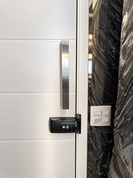 Fechadura digital de sobrepor preta em porta branca com puxador inox